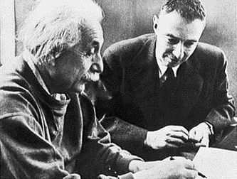 Albert Einstein y Robert Oppenheimer