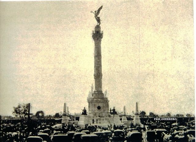 Foto antigua del Ángel de la Independencia en la época del porfiriato
