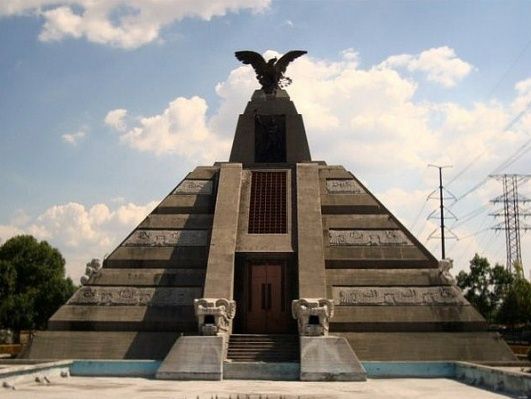 el águila que coronaría la cúpula es el remate de la pirámide del Monumento a la Raza.