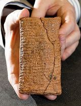 La tablilla es de barro, con escritura cuneiforme y del tamaño de un móvil. / © Dale Cherry
