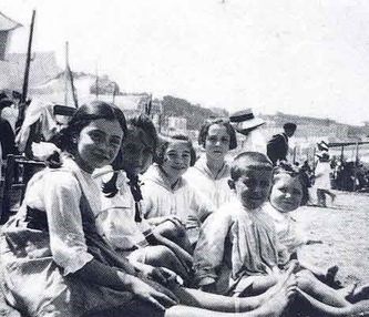 (Foto: Remedios Varo con sus primas en la playa de San Sebastián 1918)
