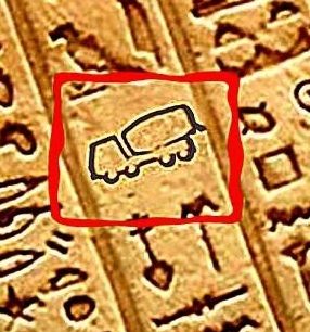 Un jeroglífico en broma, basado en la teoría de Davidovits.