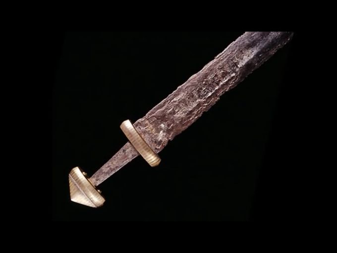 Clásica empuñadura vikinga en una espada Ulfberht
