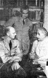 Albert Einstein consultado por oficiales navales en su estudio en Princeton, Nueva Jersey, julio 24,1943.