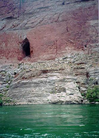 Este acantilado se dice que es la entrada de la cueva que lleva a la misteriosa ciudadela subterránea.