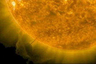 De acuerdo con los cazadores de ovnis, una imagen tomada el 2 de mayo por el Observatorio Solar y Heliosférico muestra lo que parece ser un gigantesco objeto con forma de cubo cerca del sol.