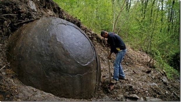 Esfera de hierro encontrada en un bosque de Bosnia