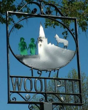 Letrero en Woolpit con alusión a los Niños Verdes