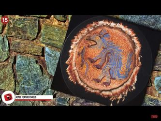 Escudo de plumas de la época de los Aztecas hecho de plumas multicolores preservada en un museo alemán