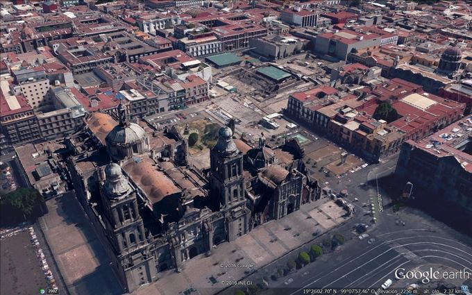 Otra vista del templo mayor en donde se le puede ubicar al Noreste de la Catedral Metropolitana de la Ciudad de México