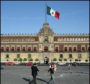Epicentro de la vida política del país desde la época virreinal, el Palacio Nacional es la sede del poder ejecutivo de México y uno de los edificios más emblemáticos de la ciudad.