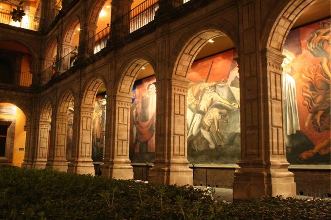 Arcada interior del Antiguo Colegio con los murales en segundo plano de Diego Rivera