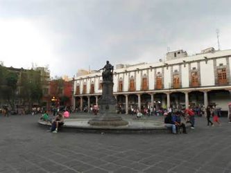 Los famosos Arcos de la Plaza de Santo Domingo, donde los escribanos desde la colonia hasta la fecha ayudan a la población con sus escritos por una módica remuneración, también mal llamada 