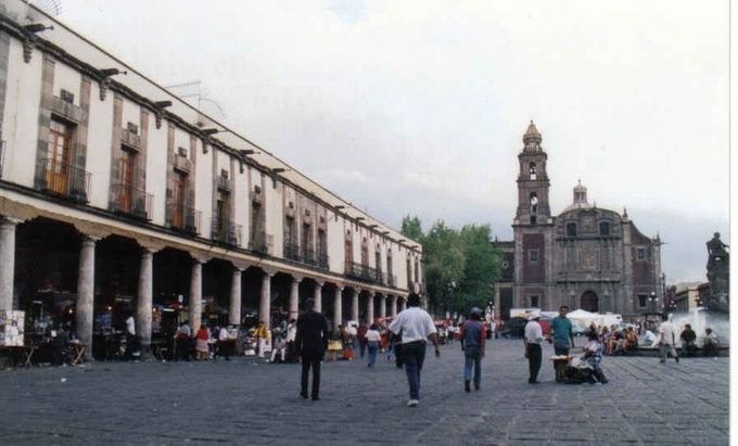 Plaza de Santo Domingo con su Iglesia al fondo y a la izquierda el portal de los Evangelistas donde desde la Colonia hasta la fecha se dan servicios de escribanía a los ciudadanos.