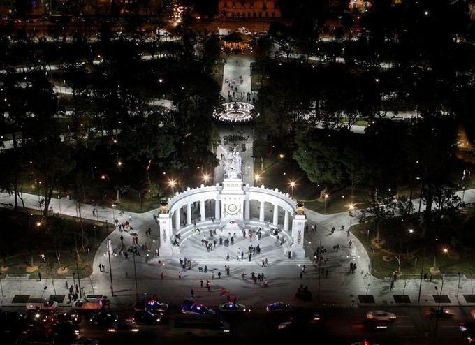 Vista panorámica de la Alameda iluminada por la noche, en el primer plano el Hemiciclo a Juárez