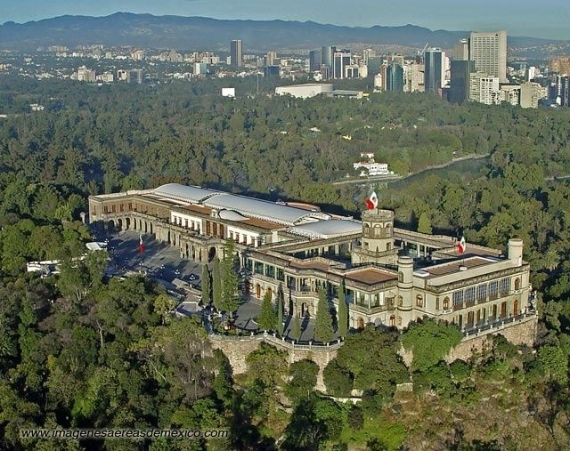 Castillo de Chapultepec rodeado por el bosque del mismo nombre