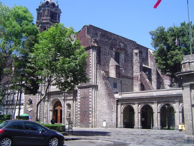 A la Izquierda la Iglesia de San Fernando a la derecha la Arcada que da acceso al Panteón del mimo nombre