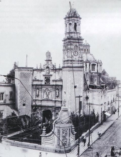 Iglesia de San Hipólito en el Siglo XIX, aún sin concluir el campanario de la torre del lado izquierdo 