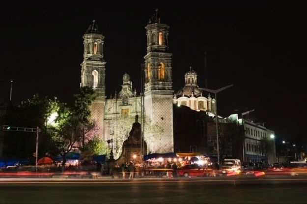Vista Nocturna de la Iglesia de San Hipólito en el Cruce de Reforma y Avenida Hidalgo