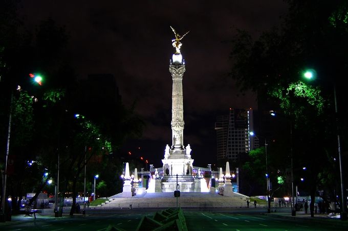 Hermosa foto nocturna sobre el Paseo de la Reforma con el Ángel de la Independencia iluminado