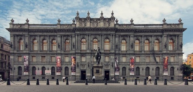 Portada del Museo Nacional del Arte en la Plaza Tolsá con la escultura de Carlos IV a caballo (conocida como el Caballito) en el primer plano