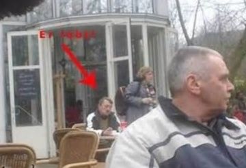 Aparentemente Hitler tomando un café en segundo plano al frente ¿un guardaespaldas?