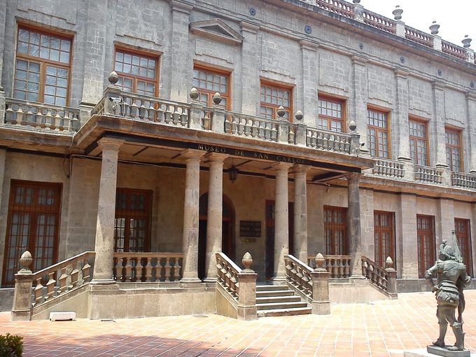 Portada posterior del Museo Nacional de San Carlos