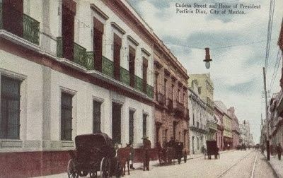 Porfirio Díaz residía en la Calle de Cadena, después llamada Capuchinas y hoy Venustiano Carranza. Abajo, en una postal coloreada de la “Sonora News Company” fechada en 1887, donde aparece la casa a la izquierda, pintada de blanco… 