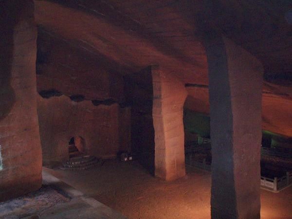 Una de las cavernas con cuatro pilares de las cuevas de Longyou