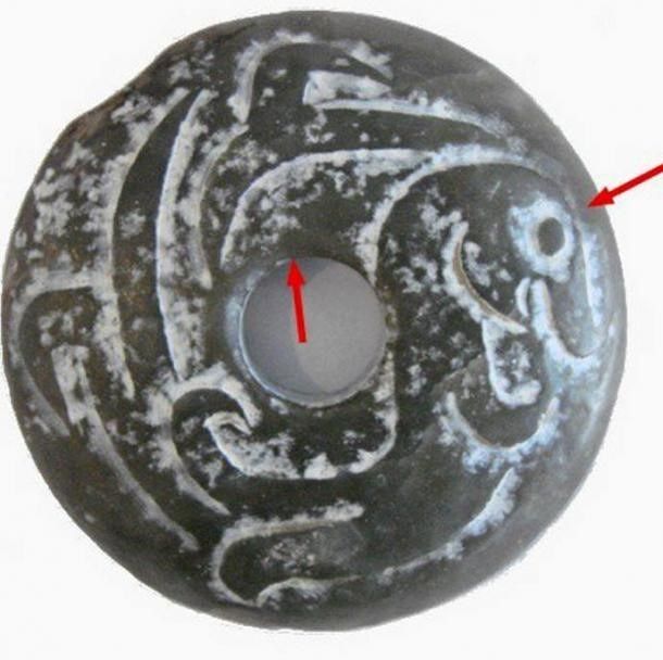 La otra cara muestra:
Posible chino Bi disco, diámetro de 2.5