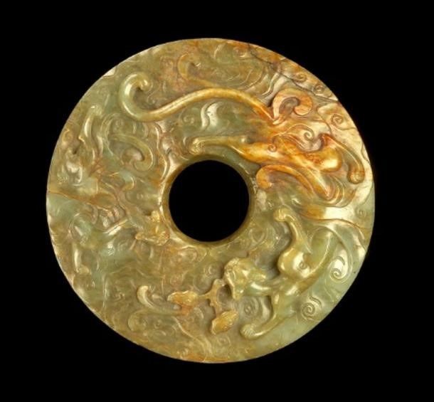 Disco perforado (Bi) con dragones. China, dinastía de Ming, 1368-1644 