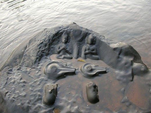 Representaciones del  dios Shiva encontradas bajo el agua de un río Indio