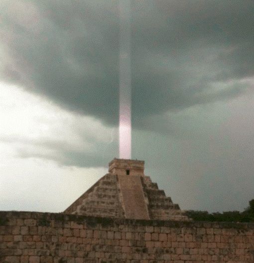 Pirámide de KukulKan con un aparente rayo de luz saliendo de la parte superior del llamado castillo (fotografiado por Héctor Siliezar el 24 de julio de 2009
