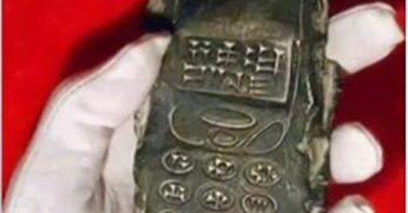 ¿Tecnología antigua?, La tablilla antigua con forma de celular podría revelarnos la verdad de nuestro origen e historia. 