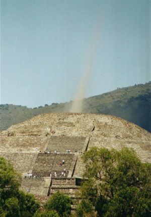 Energía Aparente saliendo de la piramide de la Luna en Teotihuacan, México