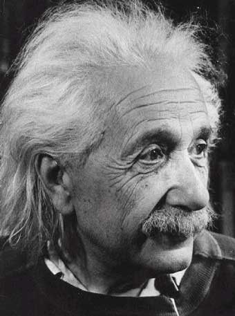 Albert Einstein
(Nació en Ulm, Alemania, 1879 – murió en Princeton, EE.UU. 1955) Científico estadounidense de origen alemán. En 1880 su familia se trasladó a Munich y luego (1894-1896) a Milán. Frecuentó un instituto muniqués, prosiguió sus estudios en Italia y finalmente se matriculó en la Escuela Politécnica de Zurich (1896-1901). Obtenida la ciudadanía suiza (1901), encontró un empleo en el Departamento de Patentes; aquel mismo año contrajo matrimonio.