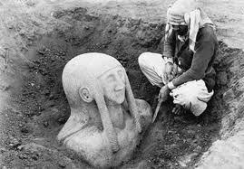 Escultura de la diosa de TELL HALAF los cabezas negras con una antigüedad de 7,500 años a. C, ahí en esa ciudad de los que “Fueron hechos para adorar” está el verdadero origen de la forma de vestir de los CABEZAS NEGRAS OLMECAS Y LOS EGIPCIOS, que en el libro veremos cómo llego esta influencia a tierras egipcias y mesoamericanas.