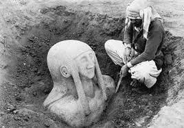 Escultura de la diosa de TELL HALAF los cabezas negras con una antigüedad de 7,500 años a. C, ahí en esa ciudad de los que “Fueron hechos para adorar” está el verdadero origen de la forma de vestir de los CABEZAS NEGRAS OLMECAS Y LOS EGIPCIOS, que en el libro veremos cómo llego esta influencia a tierras egipcias y mesoamericanas.