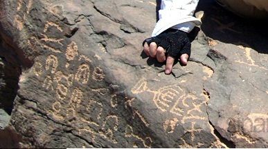 Prueba del paso de los judíos por el golfo de Agar, encontrado cerca del Altar con el grabado de un candelabro de 7 brazos y escritura antigua 