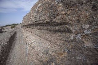 Surcos con estrías laterales sobre la roca (Turquía)