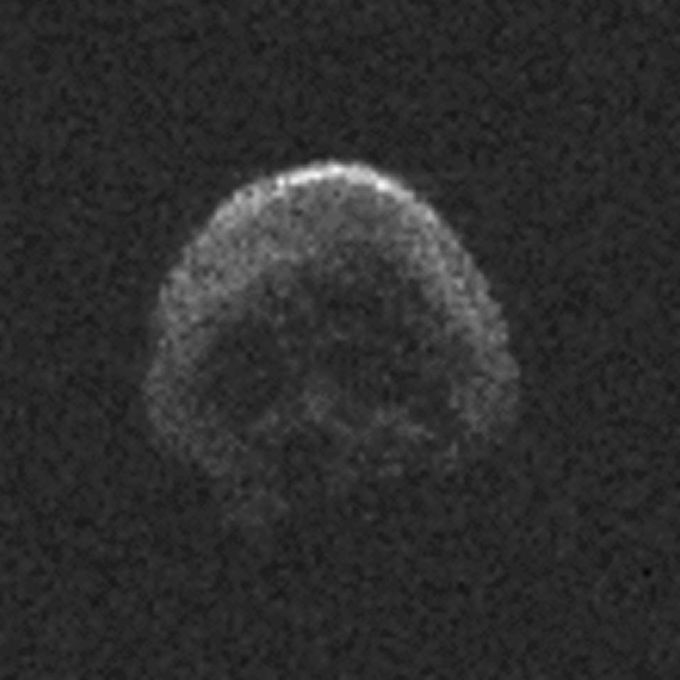 Esta imagen del asteroide 2015 TB145 fue generada utilizando datos de radar recogidos por Observatorio de la National Science Foundation de Arecibo en Puerto Rico.
Crédito: NAIC-Arecibo/NSF
