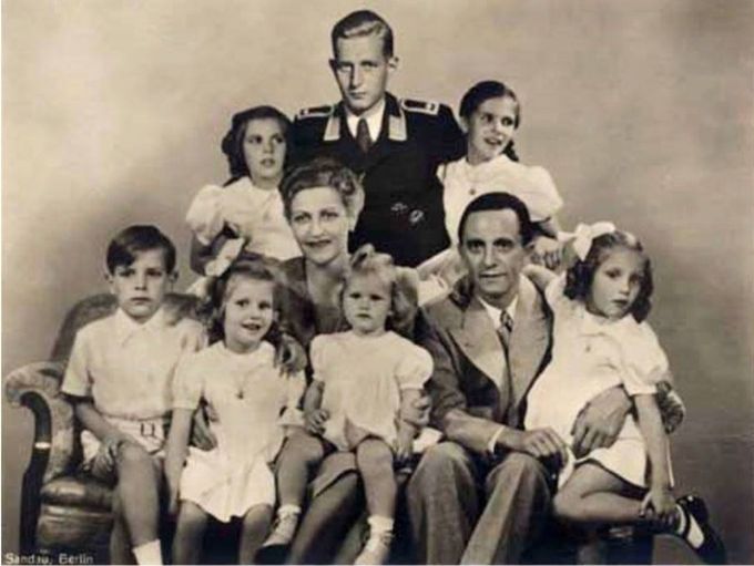Joseph Goebbels, Magda su esposa y sus 6 hijos y su hijastro Harald hijo de su esposa Magda 