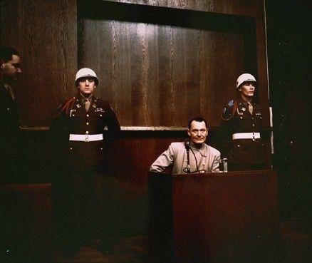 Hermann Göring en los Juicios de Núremberg                    
Göring en el banquillo de los acusados, durante una sesión en los Juicios.