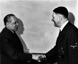 Hitler saluda a su fotógrafo personal, Heinrich Hoffmann,
20 de abril de 1942 en la Wolfsschanze
