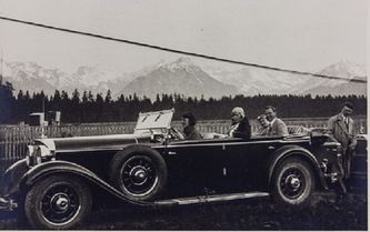 Adolf Hitler en la parte posterior, Geli Raubal pretendiendo conducir, 1930