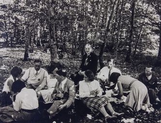 Hitler en 1930 con su círculo íntimo. Entre los que le rodean son Erna Hoffmann, Brueckner, Heinie Hoffmann, Jr, Wilma y Julius Schaub, Schreck y Geli Raubal
(vestido de blanco, junto a Hitler y ligeramente detrás de él).