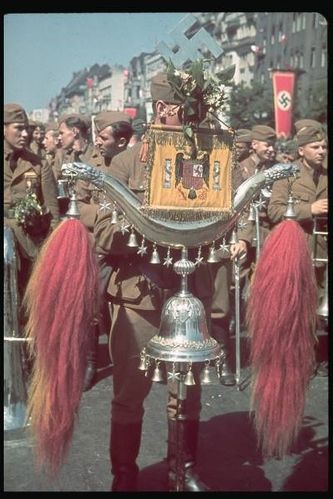 Fotografía del estandarte de la Legión Cóndor durante la parada militar de la victoria en Alemania.