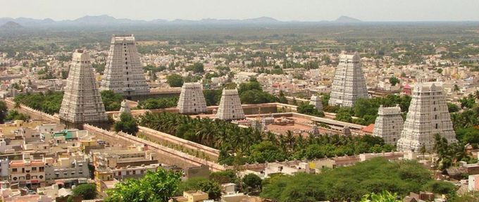 El templo de Arunachaleshwar en Tamil Nadu, la India, tiene cuatro gopurams es decir entrada de Torres, en las direcciones cardinales. El complejo del templo alberga numerosos santuarios. © Adam Jones CC BY-SA 3.0.