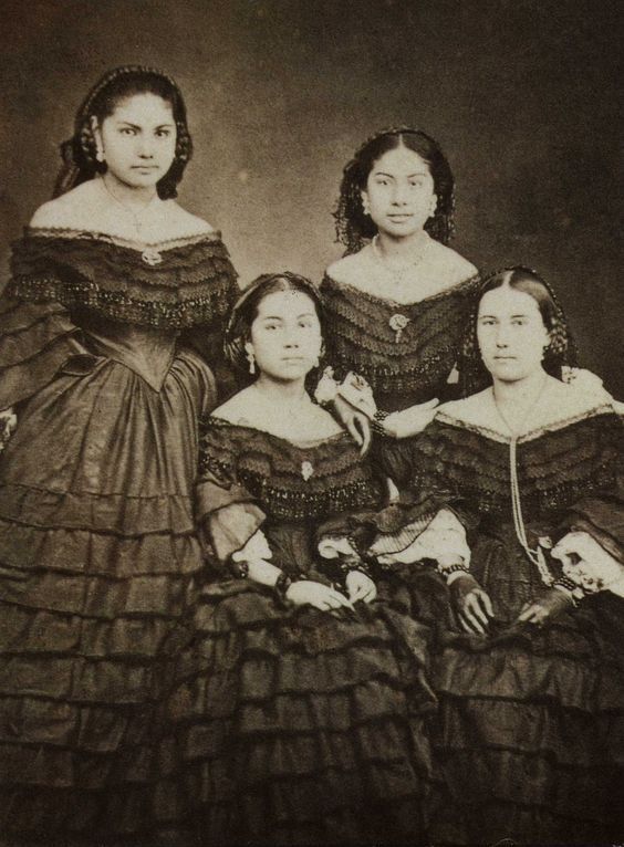 Las hijas de los Juárez, con Margarita Maza a la derecha