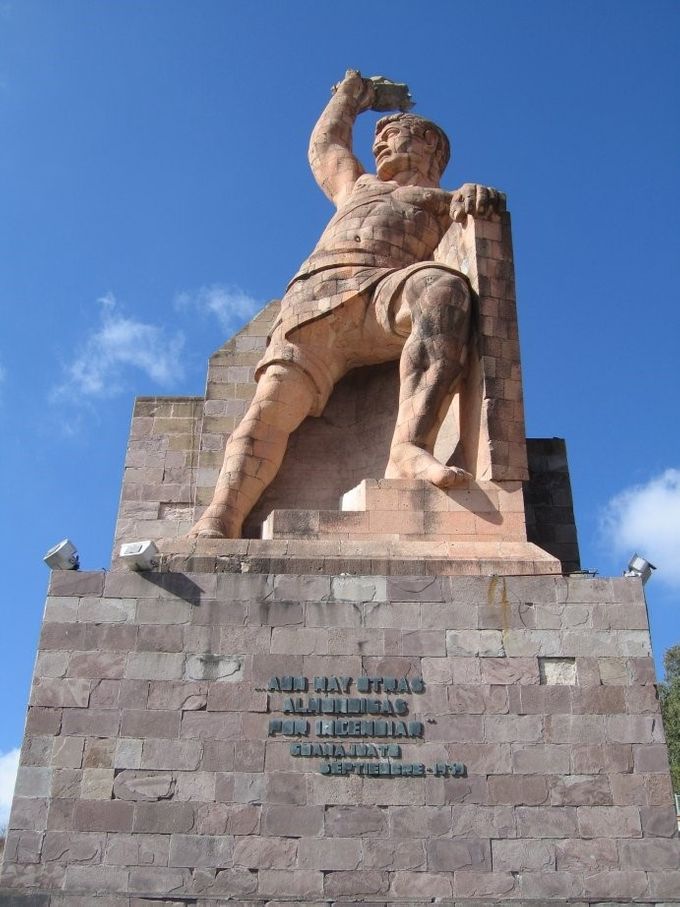 El Pípila fue edificado en 1939, obra del escultor Juan Olaguíbel.